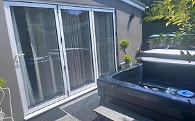 Cabin For 2- Hot Tub Option